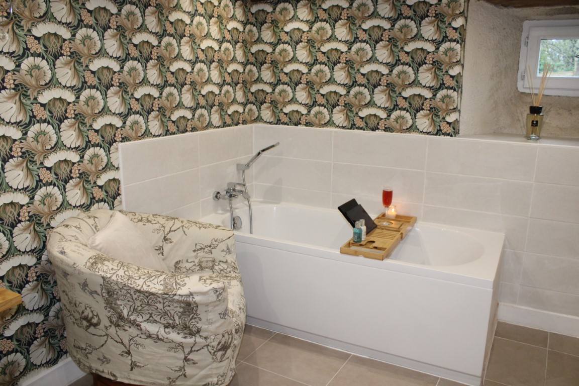 Bath, convenient bath bar and a comfortable armchair. What's not to love?